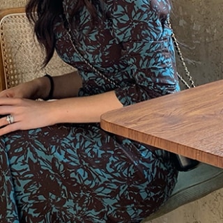 花柄ワンピース モダン ブルー 青 グリーン 緑 ミドル丈 袖あり 長袖 シャーリング スリット 花柄ワンピース モダン ブルー 青 グリーン 緑 ミドル丈 袖あり 長袖 シャーリング スリット