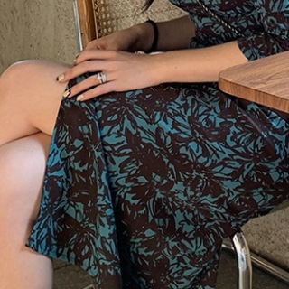 花柄ワンピース モダン ブルー 青 グリーン 緑 ミドル丈 袖あり 長袖 シャーリング スリット 花柄ワンピース モダン ブルー 青 グリーン 緑 ミドル丈 袖あり 長袖 シャーリング スリット