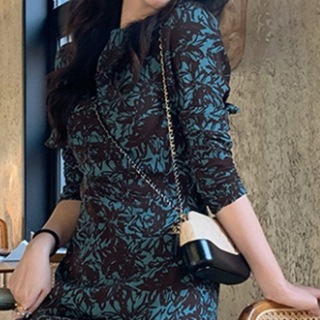花柄ワンピース モダン ブルー 青 グリーン 緑 ミドル丈 袖あり 長袖 シャーリング スリット 花柄ワンピース モダン ブルー 青 グリーン 緑 ミドル丈 袖あり 長袖 シャーリング スリット
