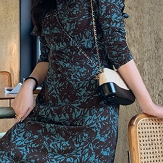 花柄ワンピース モダン ブルー 青 グリーン 緑 ミドル丈 袖あり 長袖 シャーリング スリット 花柄ワンピース モダン ブルー 青 グリーン 緑 ミドル丈 袖あり 長袖 シャーリング スリット