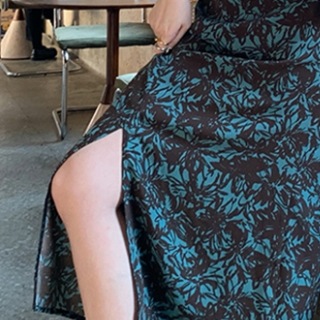 花柄ワンピース モダン ブルー 青 グリーン 緑 ミドル丈 袖あり 長袖 シャーリング スリット 花柄ワンピース モダン ブルー 青 グリーン 緑 ミドル丈 袖あり 長袖 シャーリング スリット