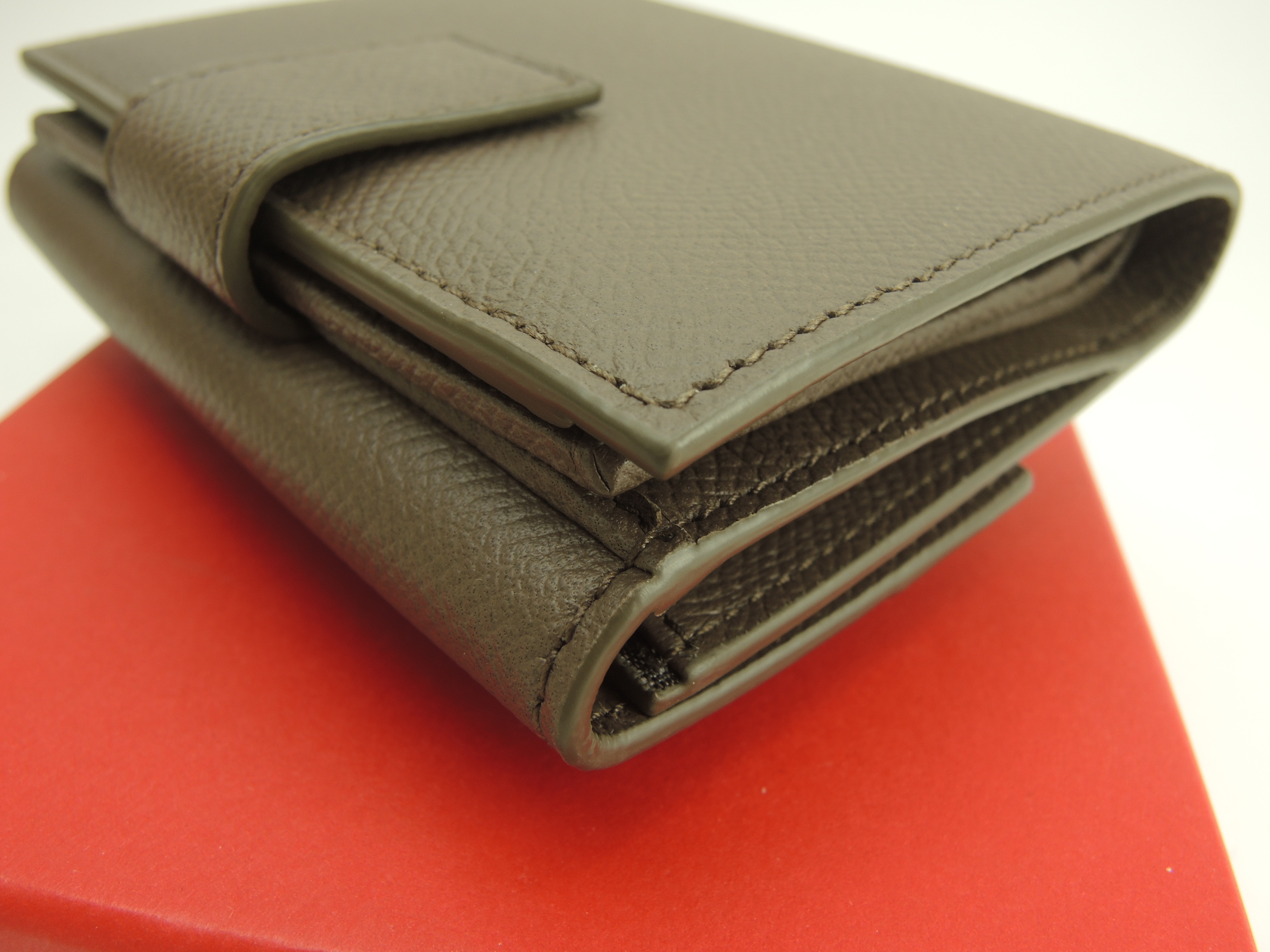 コンパクトウォレット ヴァラリボン レザー灰 2折財布 未使用@IY-22A926 コンパクトウォレット ヴァラリボン レザー灰 2折財布 未使用@IY-22A926