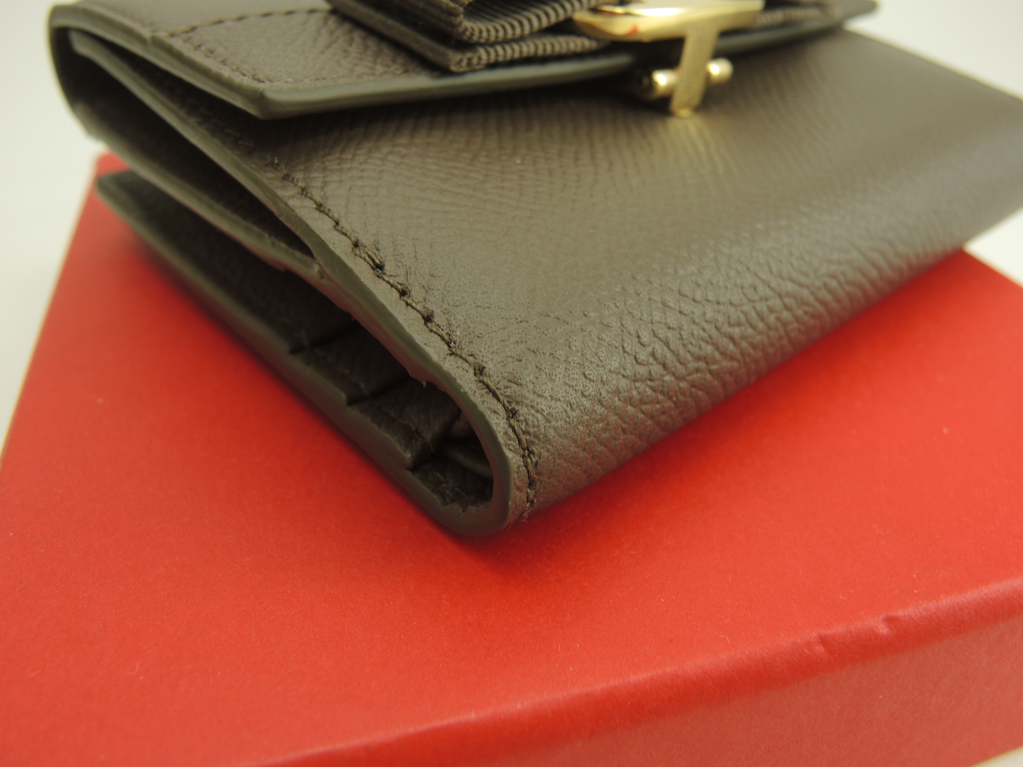 コンパクトウォレット ヴァラリボン レザー灰 2折財布 未使用@IY-22A926 コンパクトウォレット ヴァラリボン レザー灰 2折財布 未使用@IY-22A926