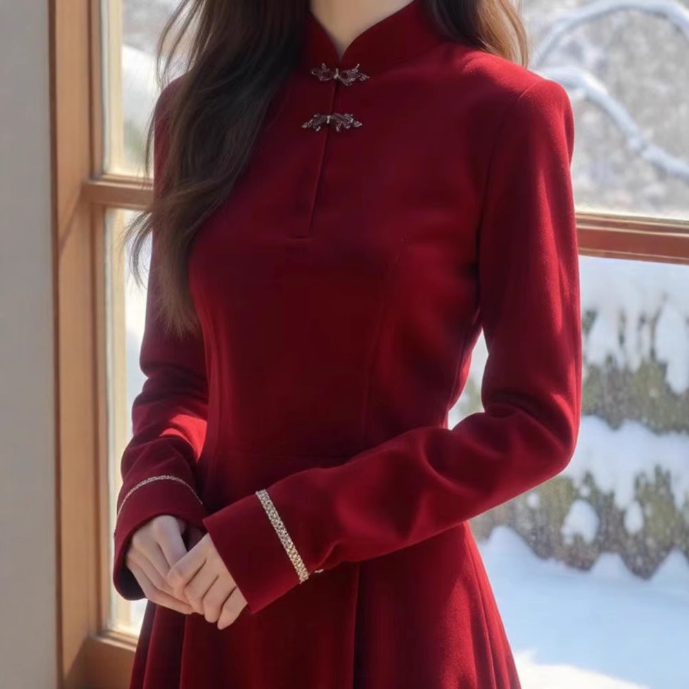 2024秋の新しい中国人女性の赤いスリッパスリッパベルベットベルベットドレスニンフ新年の挨拶チャイニーズスタイルのスカート