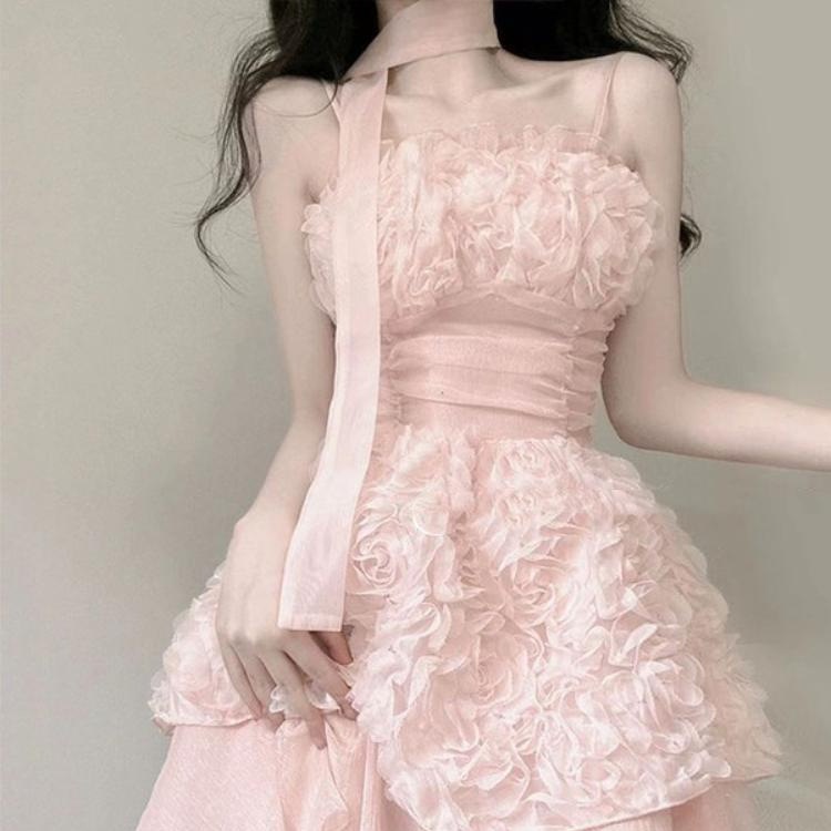 甘くてファッショナブルな純粋な欲望デザイン不規則なピンクのサスペンダースカートスプライシングメッシュドレス女性用