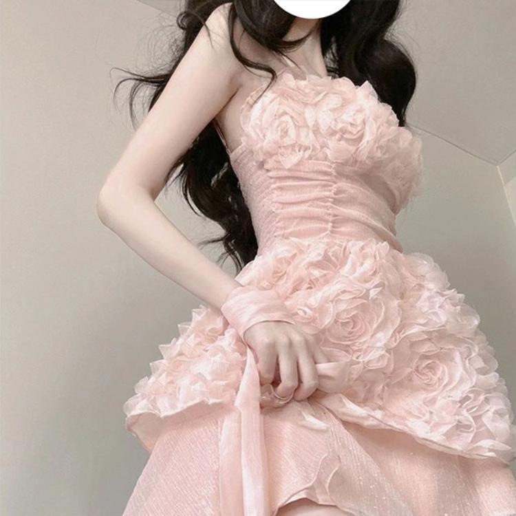 甘くてファッショナブルな純粋な欲望デザイン不規則なピンクのサスペンダースカートスプライシングメッシュドレス女性用