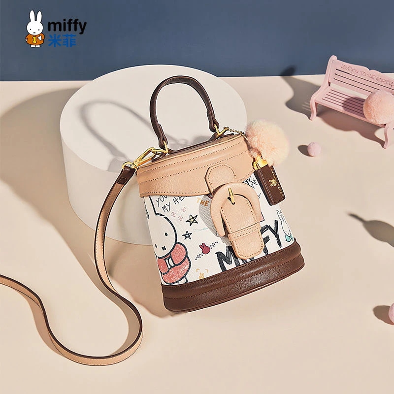 ミッフィーバッグの女性はショルダーバッグのハンドバッグを斜めに掛けて外出学生漫画2024の新しい出勤バッグを持っている ミッフィーバッグの女性はショルダーバッグのハンドバッグを斜めに掛けて外出学生漫画2024の新しい出勤バッグを持っている