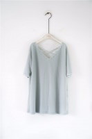 刺繍レースのラインが可愛い*バッククロスのトップス 刺繍レースのラインが可愛い*バッククロスのトップス