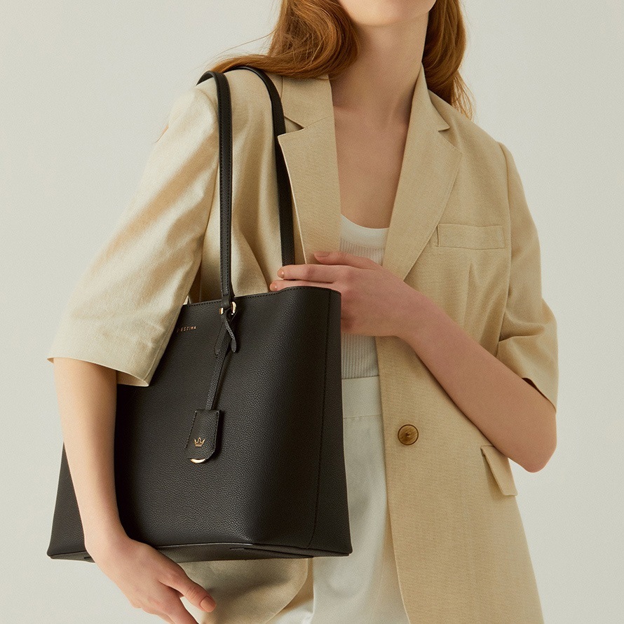 SARAH チャーム付きレザーワイドトートバッグ 韓国ドラマ 韓国ファッション レディース アクセサリー SARAH チャーム付きレザーワイドトートバッグ 韓国ドラマ 韓国ファッション レディース アクセサリー