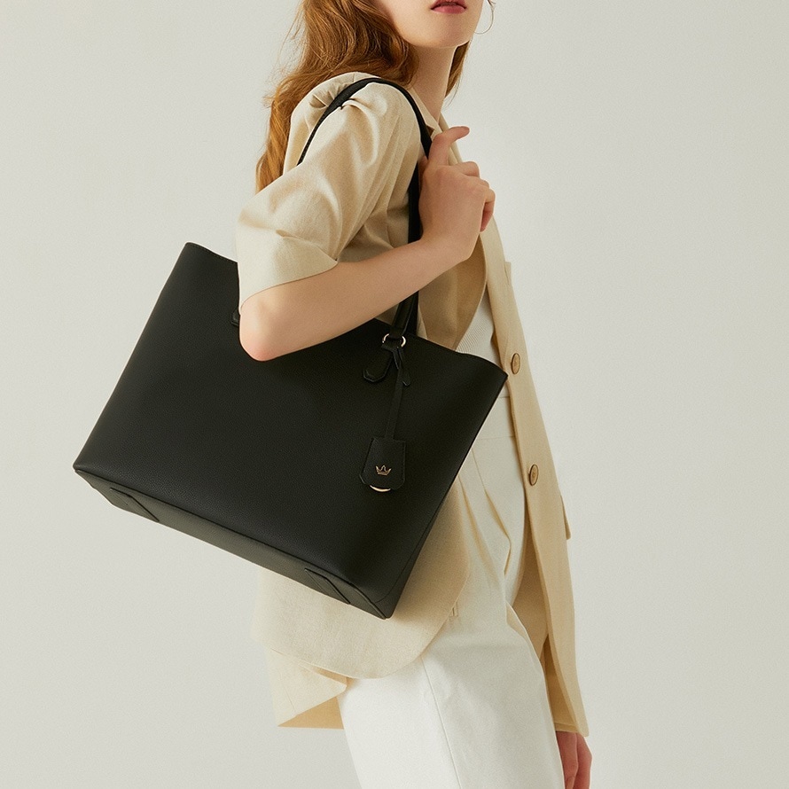 SARAH チャーム付きレザーワイドトートバッグ 韓国ドラマ 韓国ファッション レディース アクセサリー SARAH チャーム付きレザーワイドトートバッグ 韓国ドラマ 韓国ファッション レディース アクセサリー