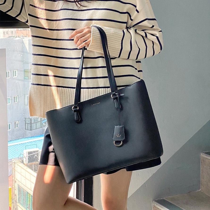 SARAH チャーム付きレザーワイドトートバッグ 韓国ドラマ 韓国ファッション レディース アクセサリー SARAH チャーム付きレザーワイドトートバッグ 韓国ドラマ 韓国ファッション レディース アクセサリー