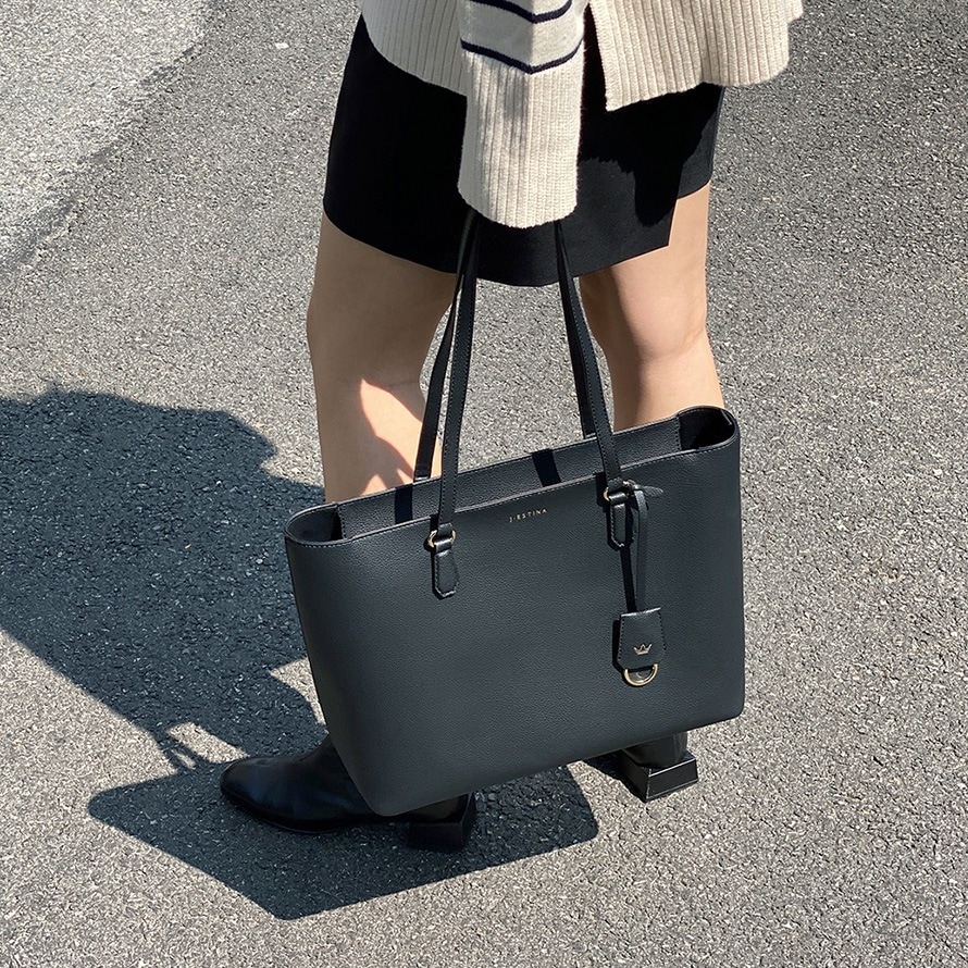 SARAH チャーム付きレザーワイドトートバッグ 韓国ドラマ 韓国ファッション レディース アクセサリー SARAH チャーム付きレザーワイドトートバッグ 韓国ドラマ 韓国ファッション レディース アクセサリー