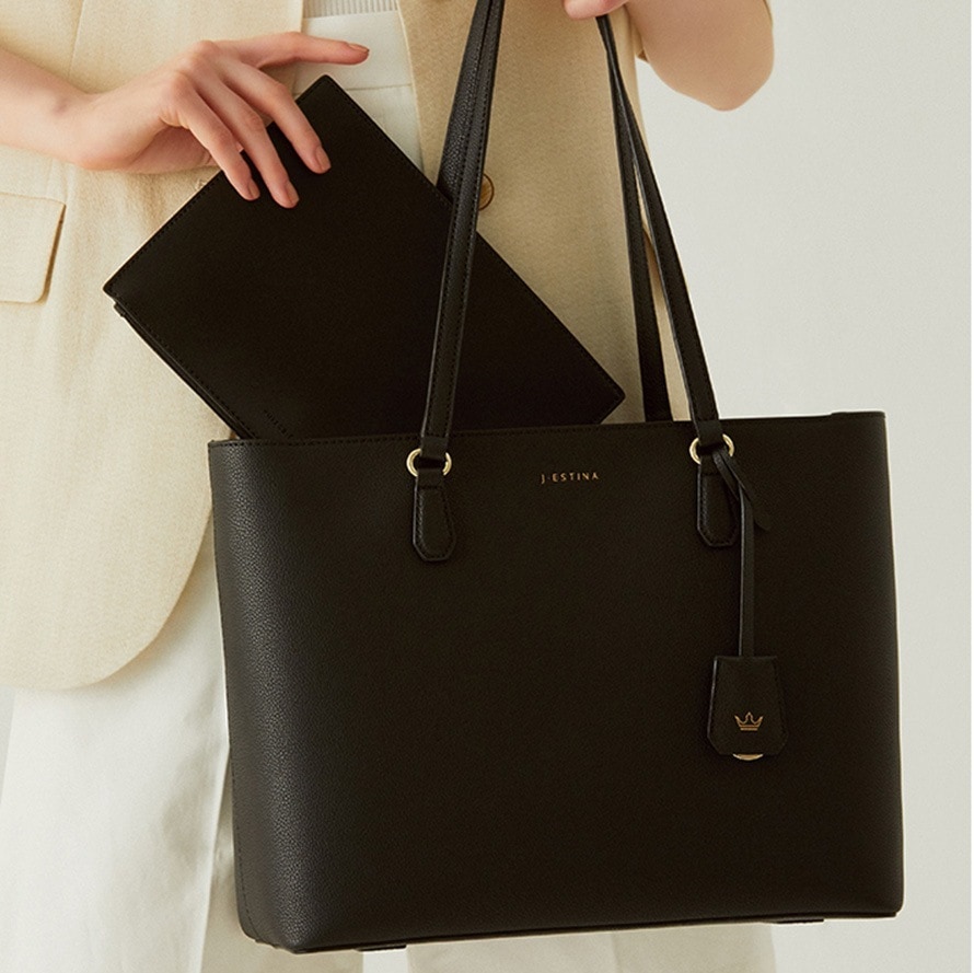 SARAH チャーム付きレザーワイドトートバッグ 韓国ドラマ 韓国ファッション レディース アクセサリー SARAH チャーム付きレザーワイドトートバッグ 韓国ドラマ 韓国ファッション レディース アクセサリー