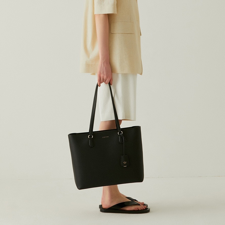 SARAH チャーム付きレザーワイドトートバッグ 韓国ドラマ 韓国ファッション レディース アクセサリー SARAH チャーム付きレザーワイドトートバッグ 韓国ドラマ 韓国ファッション レディース アクセサリー