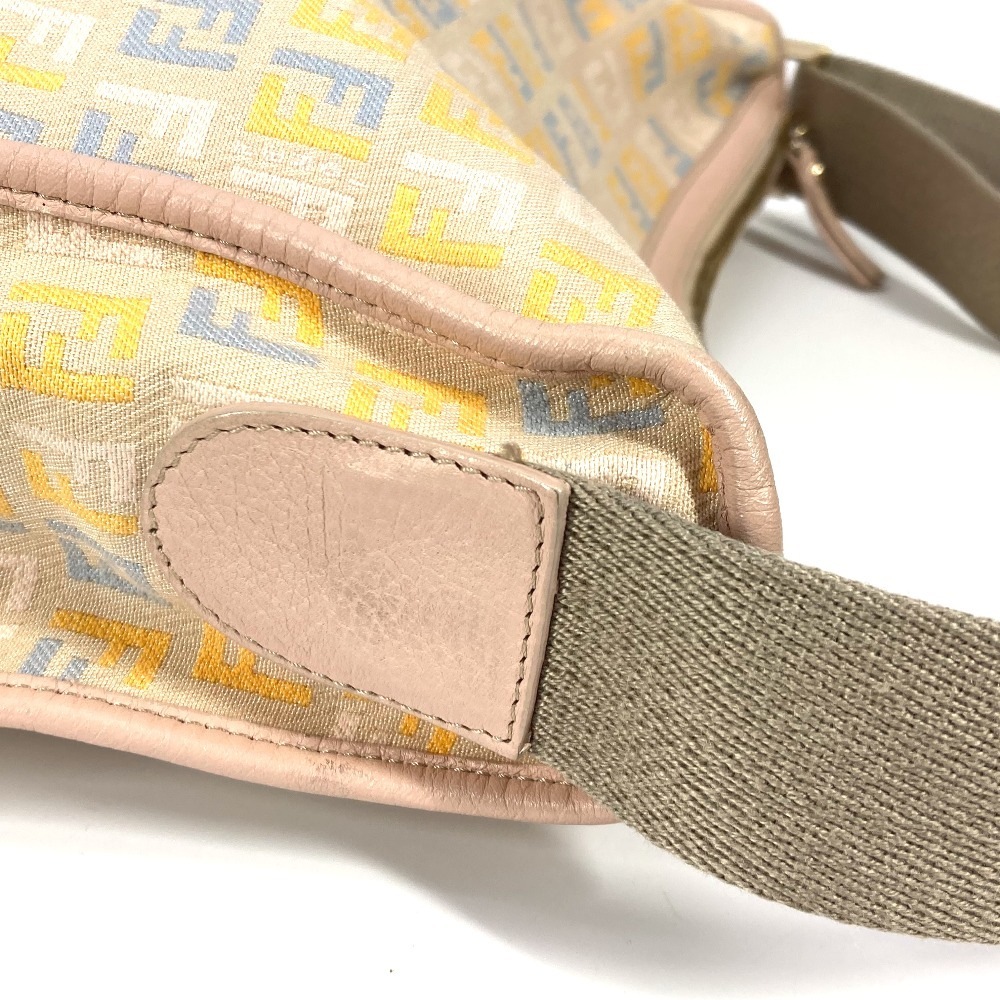 ショルダーバッグ ズッカ ロゴ カバン 斜め掛け チャーム付き レザー/キャンバス マルチカラー ショルダーバッグ ズッカ ロゴ カバン 斜め掛け チャーム付き レザー/キャンバス マルチカラー