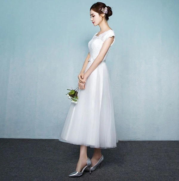 【即納】ウェディングドレス 二次会 花嫁 結婚式 披露宴 ミモレ丈ドレス 刺繍/プリンセスライン 白ワンピース 二次会 花嫁 編み上げタイプ 忘年会 エンパイア 結婚式 演奏会/お嫁さん/発表会/花嫁 【即納】ウェディングドレス 二次会 花嫁 結婚式 披露宴 ミモレ丈ドレス 刺繍/プリンセスライン 白ワンピース 二次会 花嫁 編み上げタイプ 忘年会 エンパイア 結婚式 演奏会/お嫁さん/発表会/花嫁