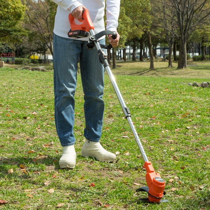 草刈り機 充電式 電動 充電式コードレス4WAY草刈り機 芝生 小枝 草木 雑草 壁際 軽量 ブレード 替え刃 ステンレス チップソー ナイロン刃 ナイロンコードカッター