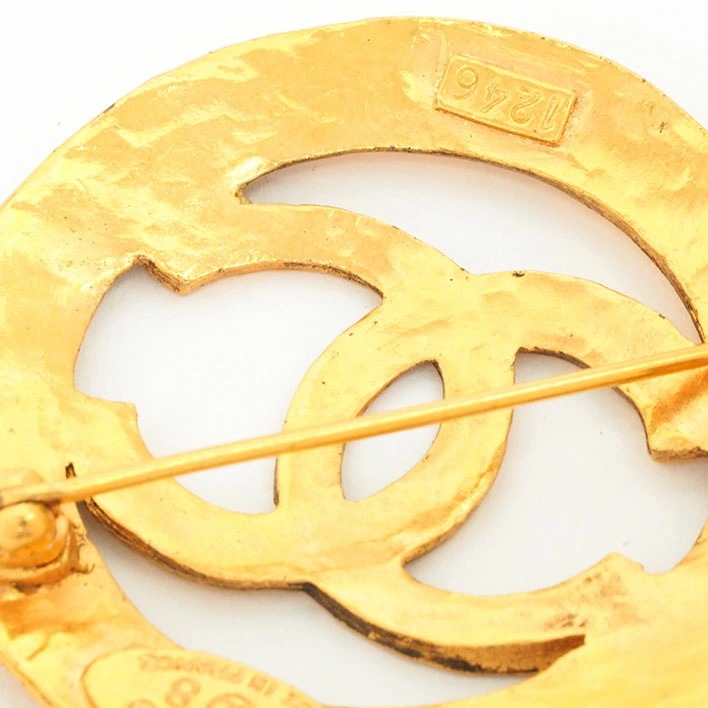 【美品】シャネル ココマーク カットアウト ラウンド 回転ピンタイプ 【ブローチ】 【美品】シャネル ココマーク カットアウト ラウンド 回転ピンタイプ 【ブローチ】