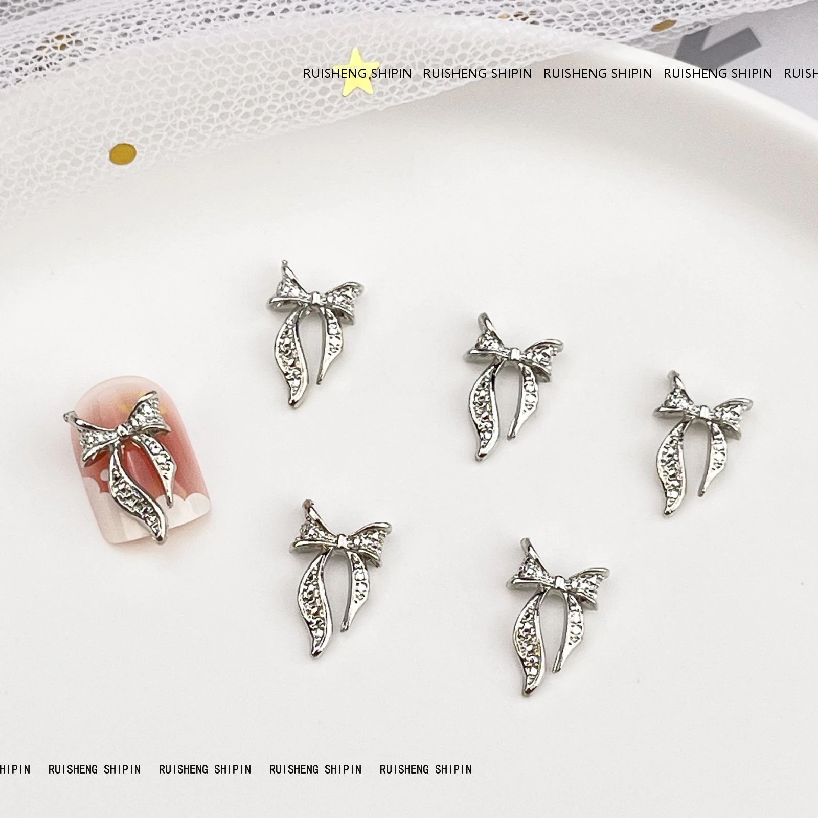 【10個セット】粒入合金の蝶結びのネイルアクセサリーのレトロで軽い豪華な白k色のリボンの銀色の蝶ネクタイの爪のアクセサリー 【10個セット】粒入合金の蝶結びのネイルアクセサリーのレトロで軽い豪華な白k色のリボンの銀色の蝶ネクタイの爪のアクセサリー