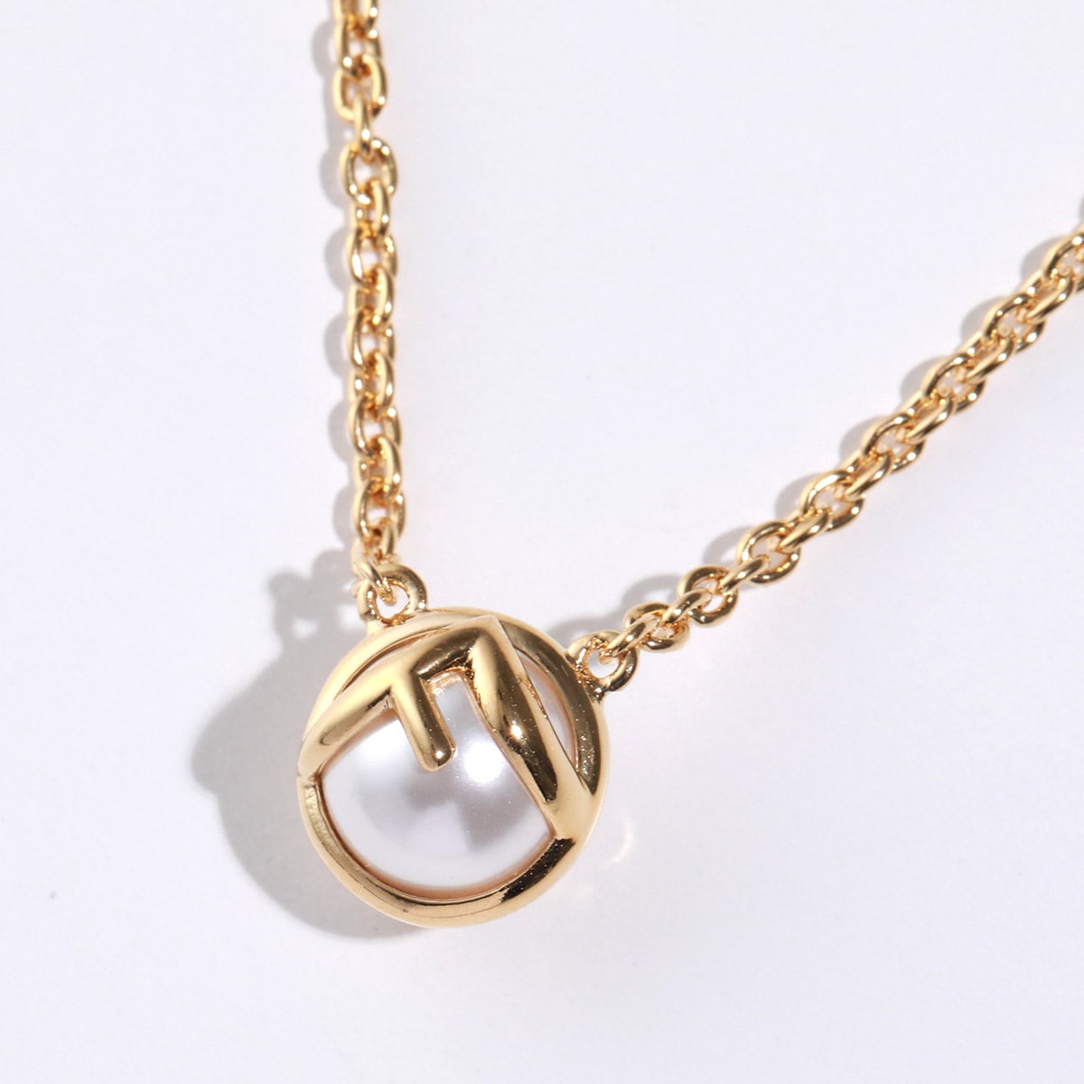 FENDI フェンディ ネックレス F IS エフ イズ 8AK826 A5TO レディース パール ロゴ チェーン メタル アクセサリー カラー2色 FENDI フェンディ ネックレス F IS エフ イズ 8AK826 A5TO レディース パール ロゴ チェーン メタル アクセサリー カラー2色