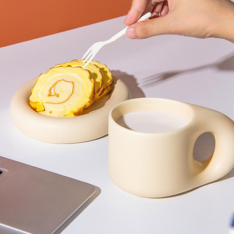 丸みのある優しい色味のカップ&ソーサーセット 北欧デザイン 丸みのある優しい色味のカップ&ソーサーセット 北欧デザイン