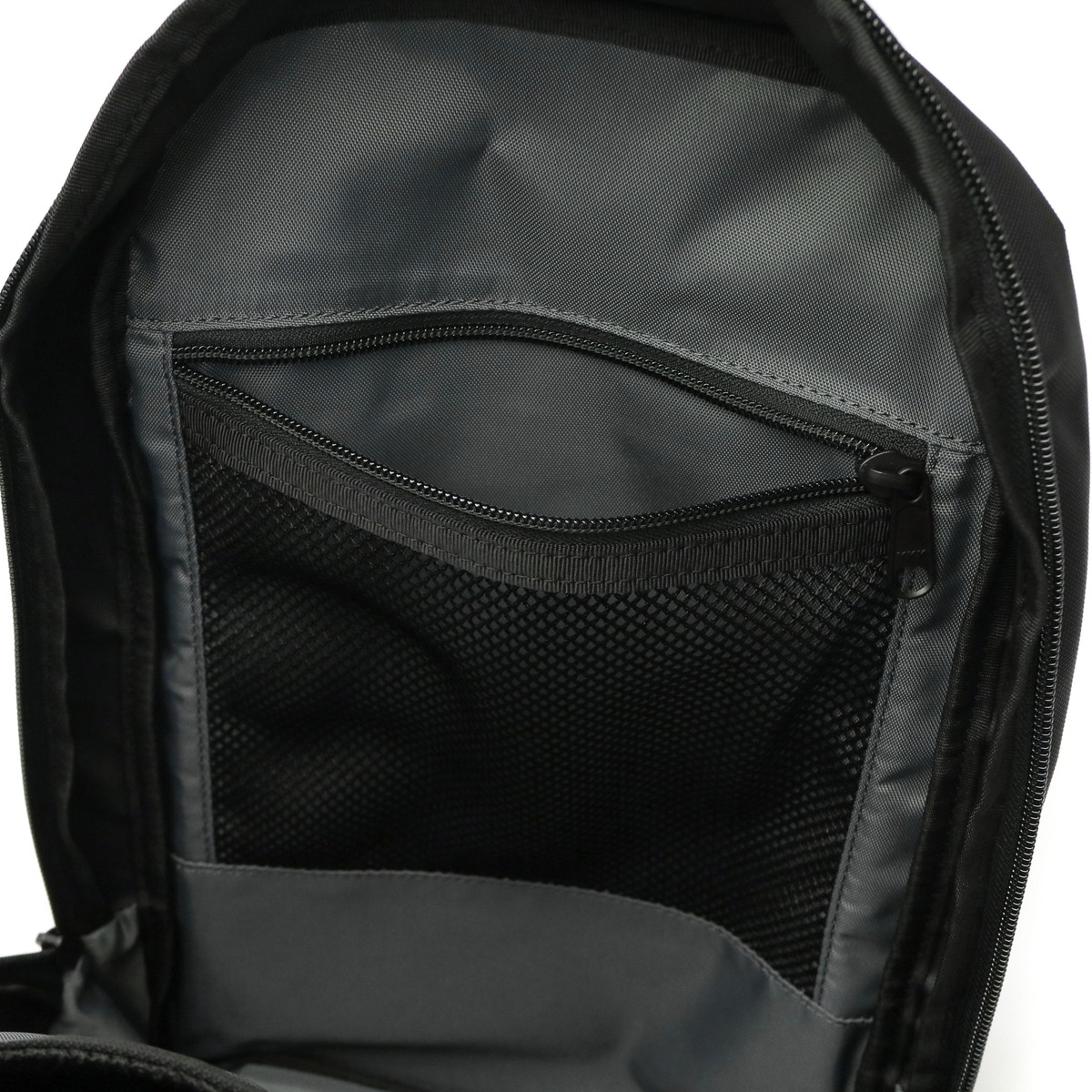 日本正規品 ボディバッグ MFC COLLECTION SLING WR ショルダーバッグ 7.3L A4 大容量 縦型 PC収納 BRA231L43