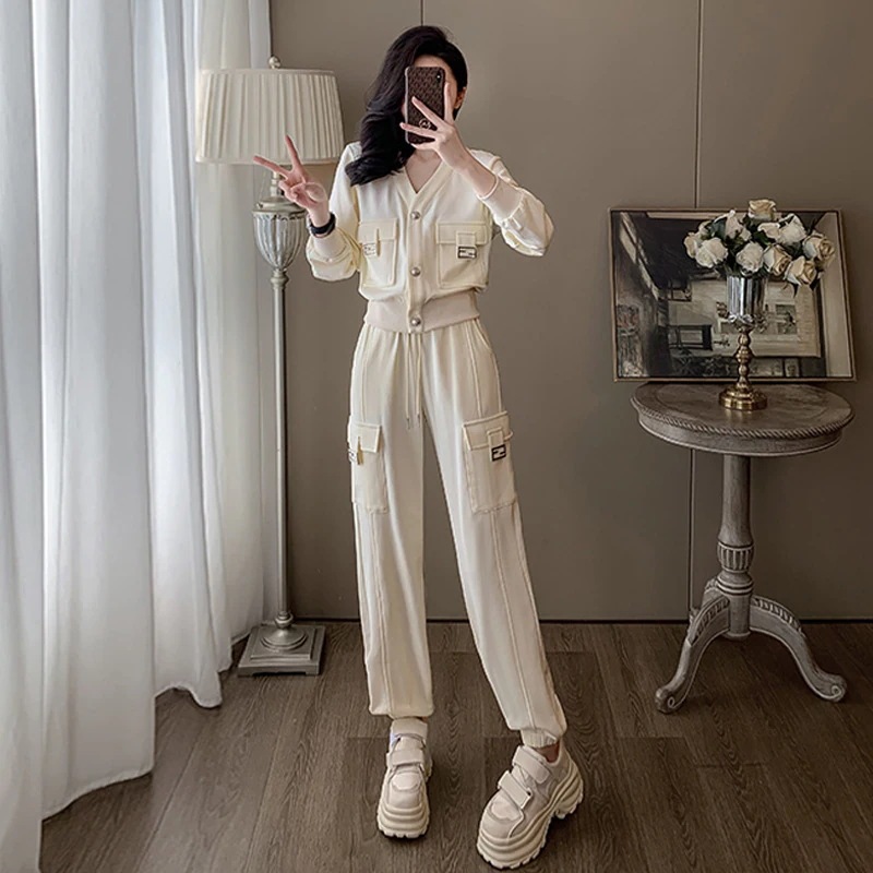 ハイエンドのカスタマイズ-香港スタイルの女性のためのカジュアルスーツ 2024 春の新しいスリムフィット V ネックカーディガントレーナーアンクレットオーバーオール 2 点セット