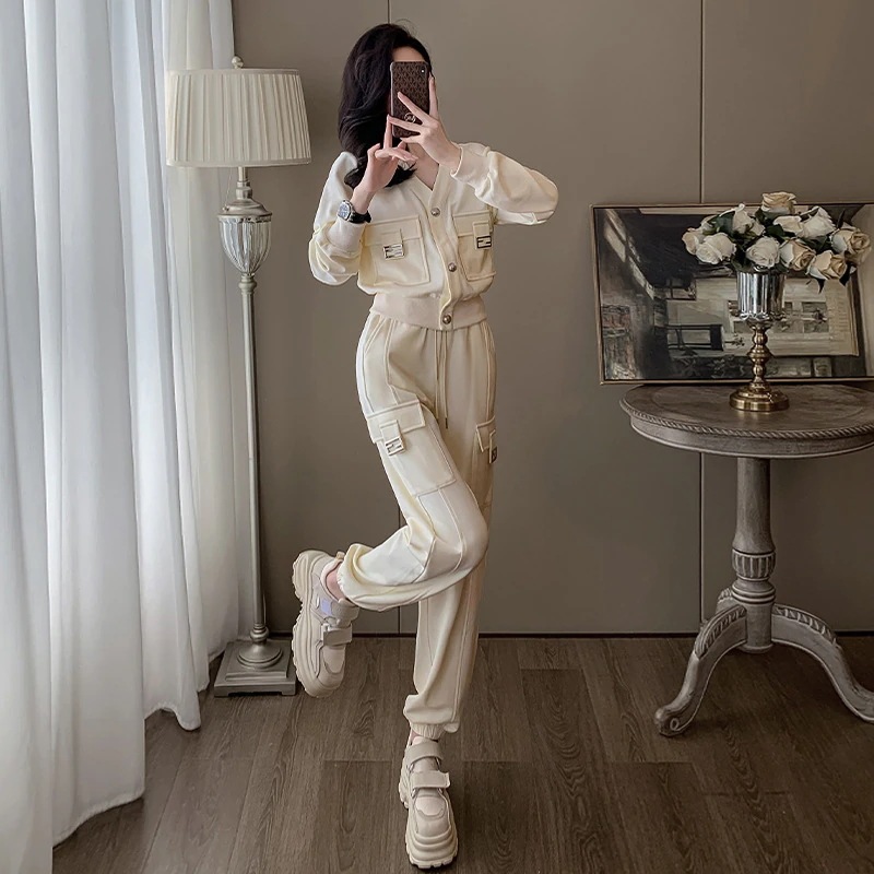 ハイエンドのカスタマイズ-香港スタイルの女性のためのカジュアルスーツ 2024 春の新しいスリムフィット V ネックカーディガントレーナーアンクレットオーバーオール 2 点セット