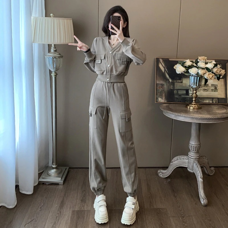 ハイエンドのカスタマイズ-香港スタイルの女性のためのカジュアルスーツ 2024 春の新しいスリムフィット V ネックカーディガントレーナーアンクレットオーバーオール 2 点セット