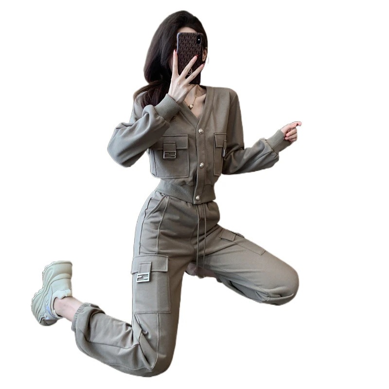 ハイエンドのカスタマイズ-香港スタイルの女性のためのカジュアルスーツ 2024 春の新しいスリムフィット V ネックカーディガントレーナーアンクレットオーバーオール 2 点セット