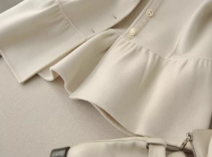 レディース コート アウター 上着 ウール ミドル丈 長袖 フェミニン フリル ボタン 切り替えデザイン 裏起毛 かわいい 大人可愛い きれいめ シンプル 上品 おしゃれ レトロ ガーリー 個性的 レディース コート アウター 上着 ウール ミドル丈 長袖 フェミニン フリル ボタン 切り替えデザイン 裏起毛 かわいい 大人可愛い きれいめ シンプル 上品 おしゃれ レトロ ガーリー 個性的