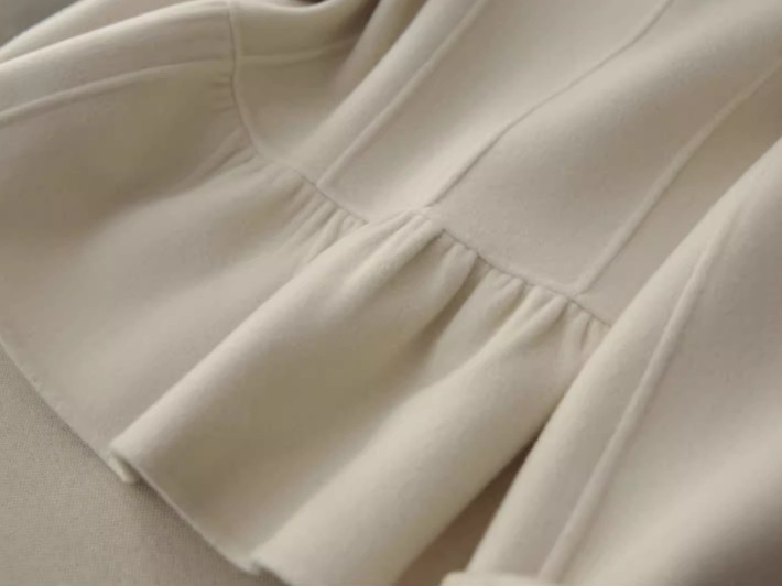 レディース コート アウター 上着 ウール ミドル丈 長袖 フェミニン フリル ボタン 切り替えデザイン 裏起毛 かわいい 大人可愛い きれいめ シンプル 上品 おしゃれ レトロ ガーリー 個性的 レディース コート アウター 上着 ウール ミドル丈 長袖 フェミニン フリル ボタン 切り替えデザイン 裏起毛 かわいい 大人可愛い きれいめ シンプル 上品 おしゃれ レトロ ガーリー 個性的