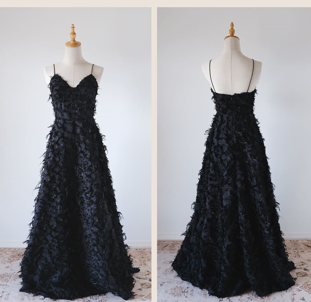 二次会前撮り白ワンピースドレス　ウェディングドレススレンダーホワイト白花嫁花嫁ドレスエンパイアドレス披露宴フォトウエディングロングドレスフェザーモチーフ大人大きいサイズ