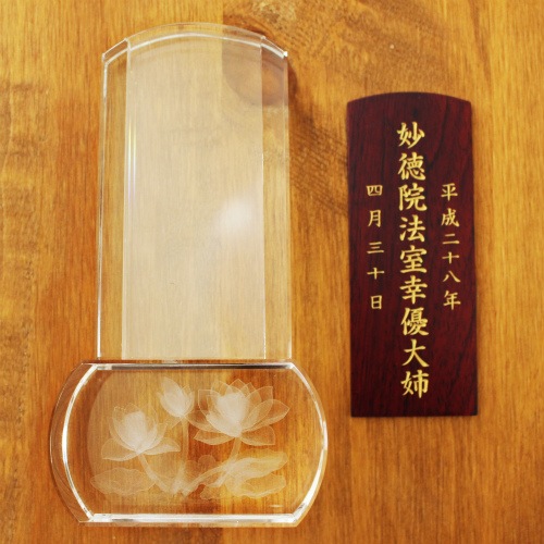 クリスタル位牌 スクエア型 蓮の花 木札 紫檀 4.5寸 本位牌 金文字 名入れ 彫代込み 手元供養 クリスタル位牌 スクエア型 蓮の花 木札 紫檀 4.5寸 本位牌 金文字 名入れ 彫代込み 手元供養