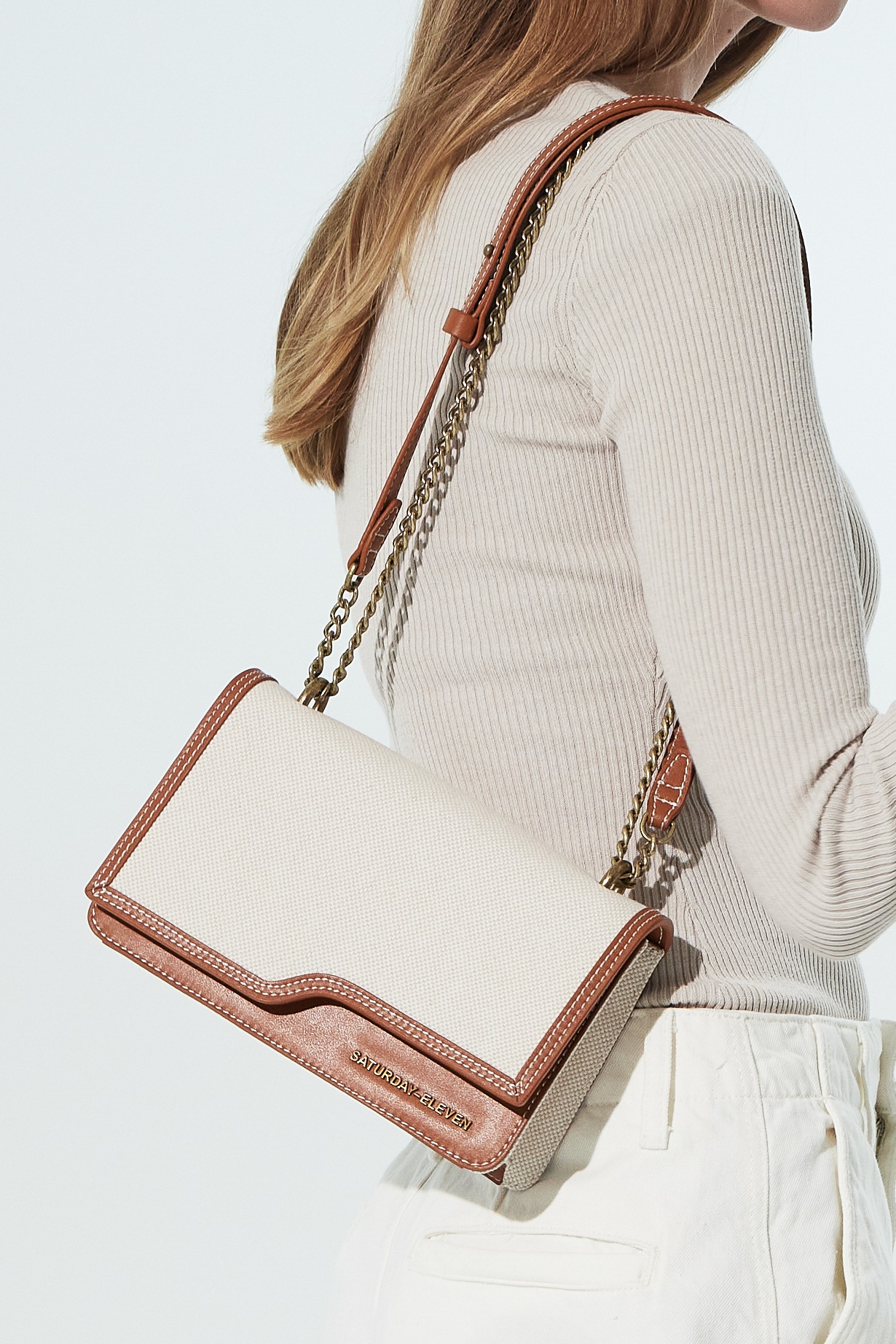 気分や服装に合わせて3Wayに使える「AIOLA BAG」ブラウン色