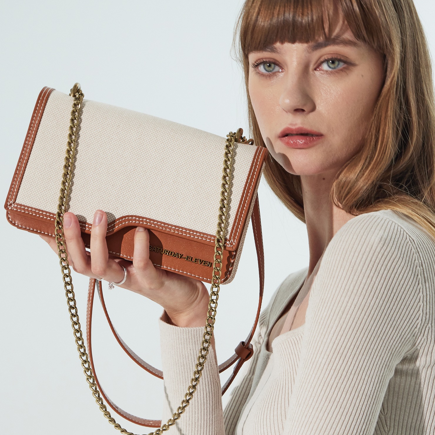 気分や服装に合わせて3Wayに使える「AIOLA BAG」ブラウン色