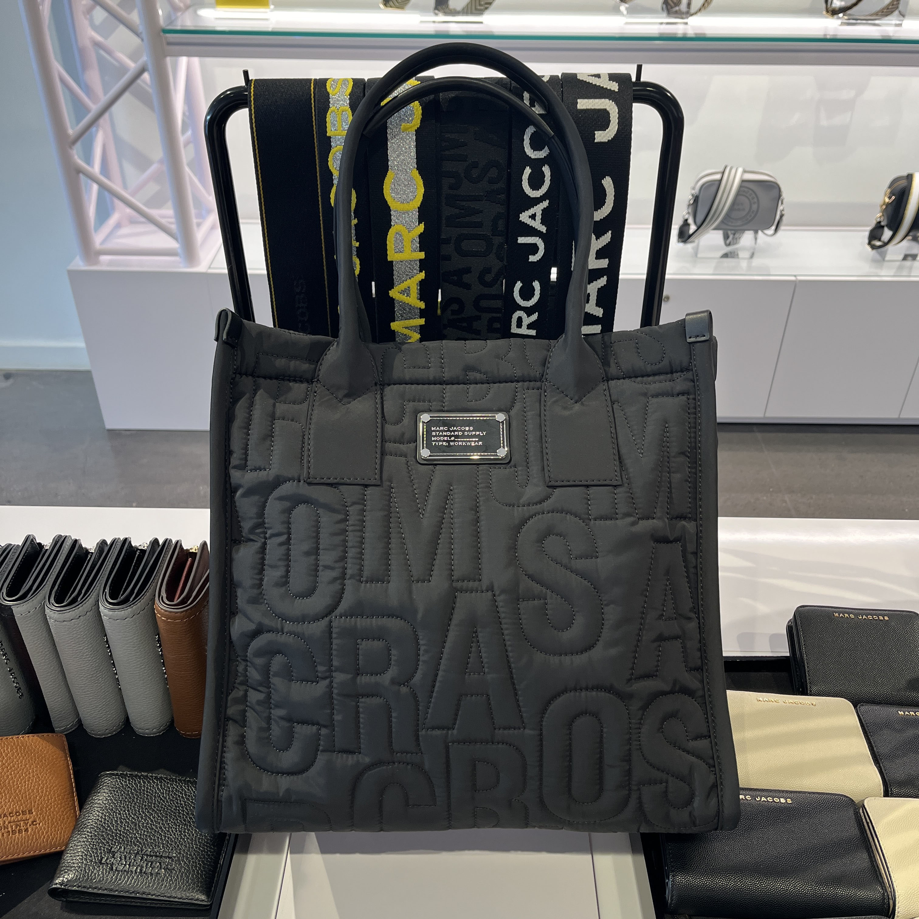 専用ページ　美品MARC BY MARC JACOBS ブラックトート MARC JACOBS ブラック トートバッグ - メルカリ
