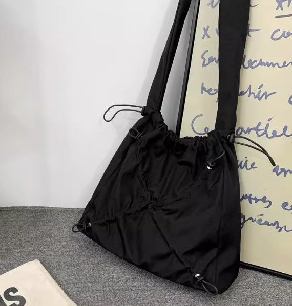 バッグ カバン レディース メンズ 男女権用 ユニセックス ショルダー 斜めがけ 肩がけ 大容量 折り畳み可能 スクエア 四角 ポケット ファスナー 柔らかい ソフト シンプル カジュアル お洒落 バッグ カバン レディース メンズ 男女権用 ユニセックス ショルダー 斜めがけ 肩がけ 大容量 折り畳み可能 スクエア 四角 ポケット ファスナー 柔らかい ソフト シンプル カジュアル お洒落