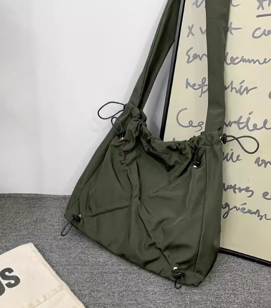 バッグ カバン レディース メンズ 男女権用 ユニセックス ショルダー 斜めがけ 肩がけ 大容量 折り畳み可能 スクエア 四角 ポケット ファスナー 柔らかい ソフト シンプル カジュアル お洒落 バッグ カバン レディース メンズ 男女権用 ユニセックス ショルダー 斜めがけ 肩がけ 大容量 折り畳み可能 スクエア 四角 ポケット ファスナー 柔らかい ソフト シンプル カジュアル お洒落