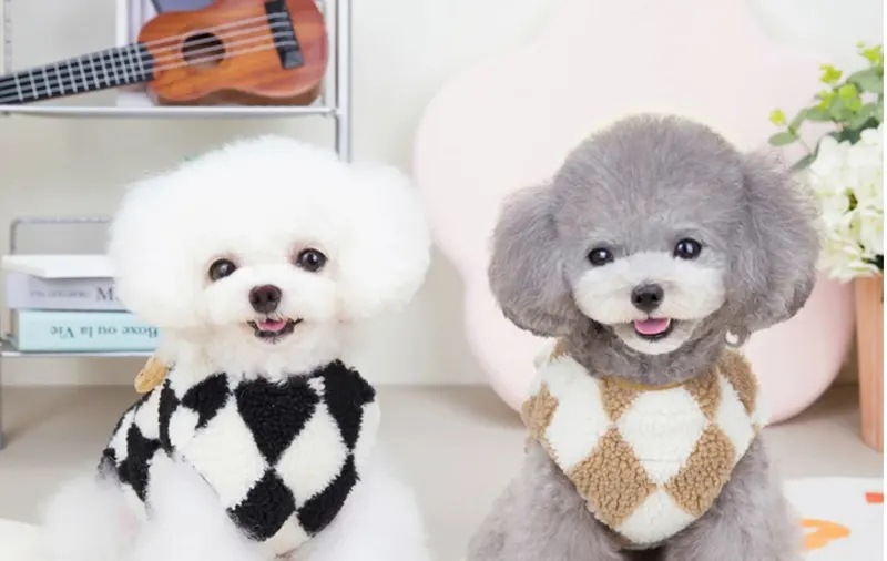 犬用のソフトフリースジャンプスーツ,子犬と子猫用のチェックウェア,コスチュームコート,ペット服,1個