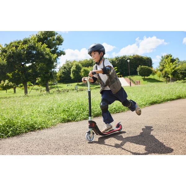 フロー キックスクーター ブラック WLGB773120 3才~50kgまで 保証期間:2年 フロー キックスクーター ブラック WLGB773120 3才~50kgまで 保証期間:2年