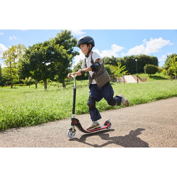 フロー キックスクーター ブラック WLGB773120 3才~50kgまで 保証期間:2年 フロー キックスクーター ブラック WLGB773120 3才~50kgまで 保証期間:2年