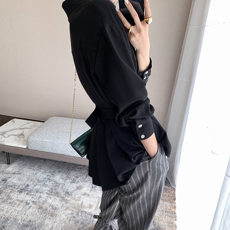 ブラウス シャツ バックプリーツ ペプラム バックコンシャス バックシャン 黒 白 ブラック 韓国 レディース オルチャン きれいめ 襟つき 長袖 シフォン 体型カバー シンプル 無地