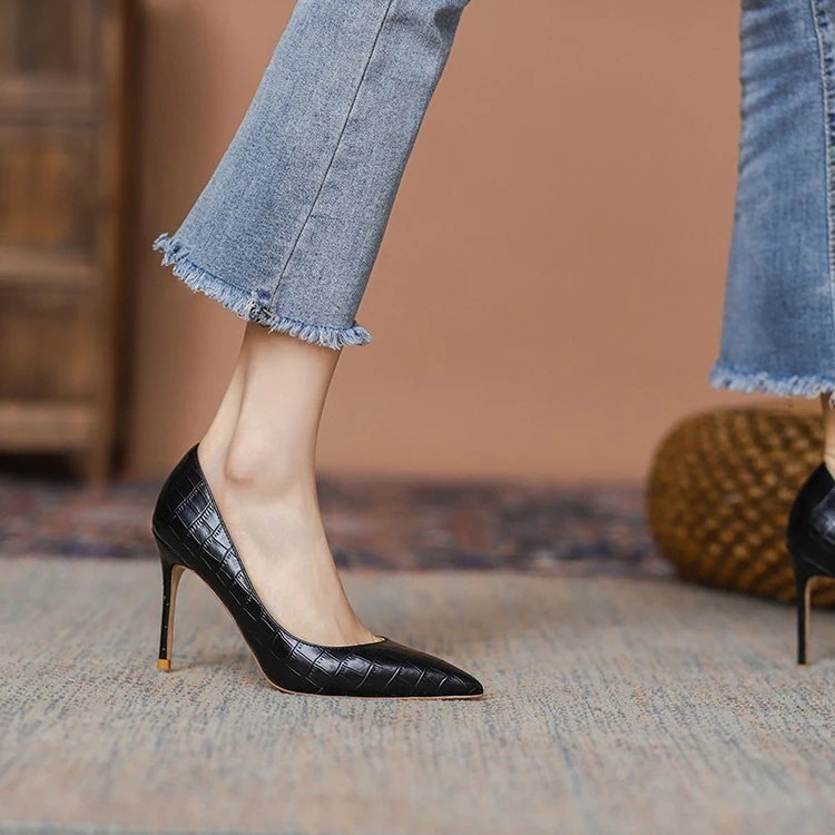 浅い口の尖ったつま先セクシーなナイトクラブ痩身女性のシングルシューズヨーロッパとアメリカの明るい質感の薄いヒール23とのスタイルの女性用シングルブーツ 浅い口の尖ったつま先セクシーなナイトクラブ痩身女性のシングルシューズヨーロッパとアメリカの明るい質感の薄いヒール23とのスタイルの女性用シングルブーツ