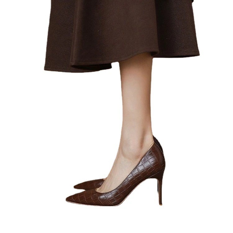 浅い口の尖ったつま先セクシーなナイトクラブ痩身女性のシングルシューズヨーロッパとアメリカの明るい質感の薄いヒール23とのスタイルの女性用シングルブーツ 浅い口の尖ったつま先セクシーなナイトクラブ痩身女性のシングルシューズヨーロッパとアメリカの明るい質感の薄いヒール23とのスタイルの女性用シングルブーツ