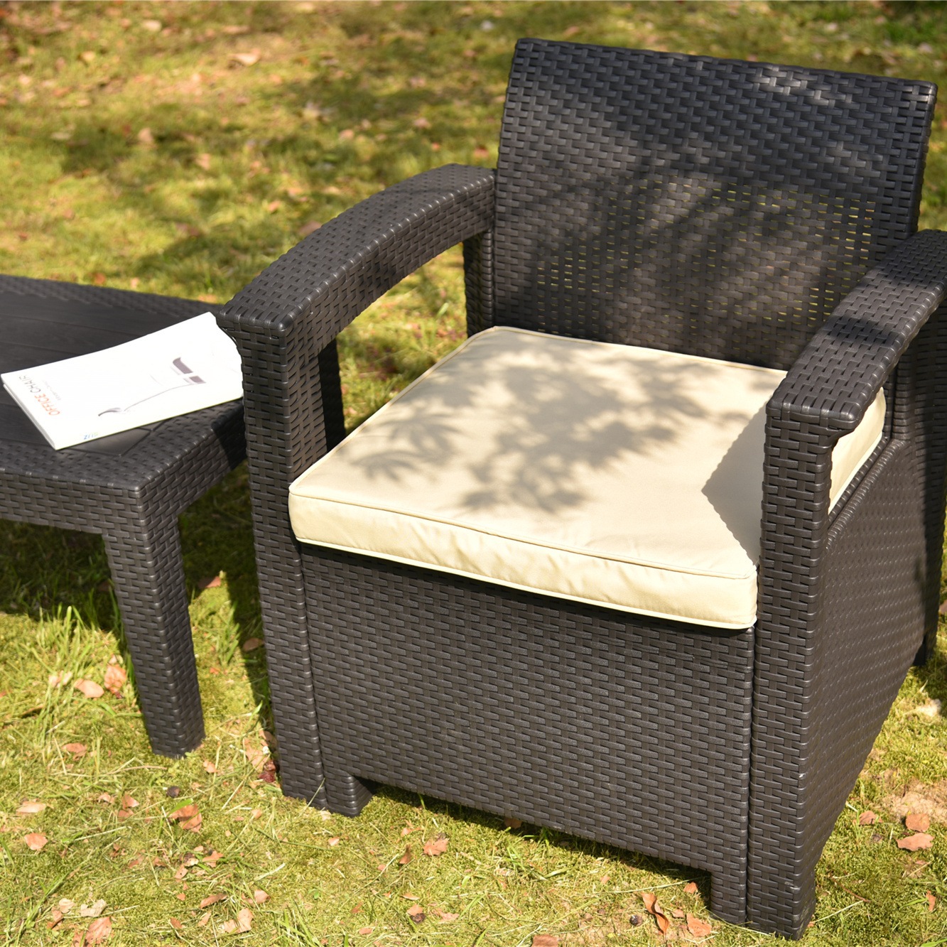 【大好評！最安値挑戦!】ラタン調 ガーデンファニチャー 3点 ガーデンテーブル ガーデンチェアー ラタン調 テーブル 家具 樹脂 ホテル カフェ ベランダ テラス 屋外家具 高級 ソファ ガーデンソフ