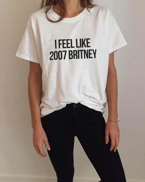 私は2007年のように感じているブリトニーレターズプリント女性Tシャツコットンカジュアルファニーシャツホワイトトップティー 私は2007年のように感じているブリトニーレターズプリント女性Tシャツコットンカジュアルファニーシャツホワイトトップティー