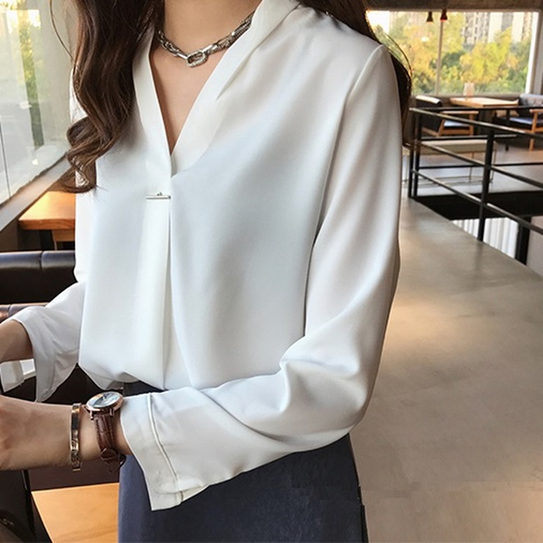 シャツ レディース スキッパーシャツ Vネック ブラウス トップス 長袖 光沢 とろみ シルクシャツ ノーカラー グリーン レッド ホワイト ブルー 大人可愛い きれいめ ガーリー ルーズ クール