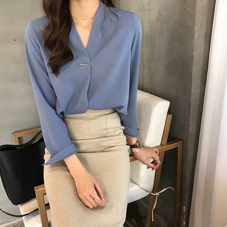 シャツ レディース スキッパーシャツ Vネック ブラウス トップス 長袖 光沢 とろみ シルクシャツ ノーカラー グリーン レッド ホワイト ブルー 大人可愛い きれいめ ガーリー ルーズ クール