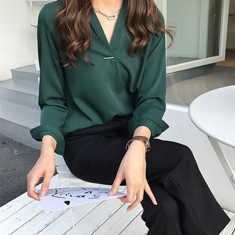 シャツ レディース スキッパーシャツ Vネック ブラウス トップス 長袖 光沢 とろみ シルクシャツ ノーカラー グリーン レッド ホワイト ブルー 大人可愛い きれいめ ガーリー ルーズ クール